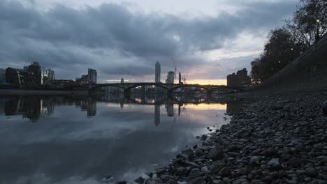 Reflexion-über-Die-Themse-Der-Schönen-Sonnenuntergang-battersea-brücke