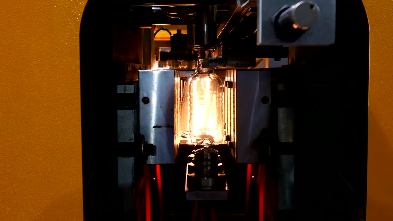 공장에서 병 기계와 장비에 플라스틱 물 병