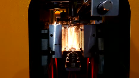botellas de agua de plástico en una máquina de botellas y equipos en una fábrica
