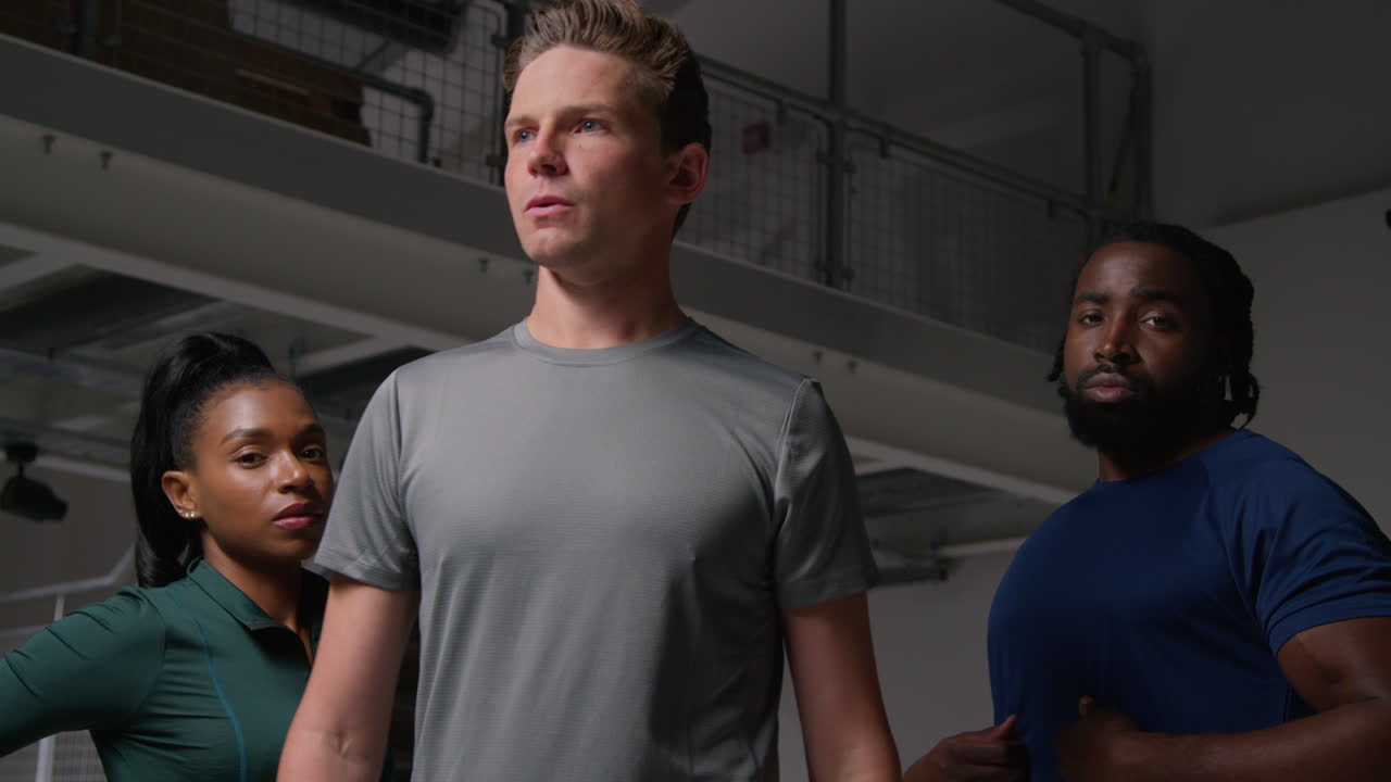 체육관에서 체육복을 입고 운동하는 남자와 여자 운동선수들의 그룹 초상화, 체육 행사에 대한 심리적 준비 3