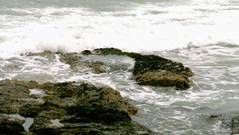 olas rompiendo sobre rocas