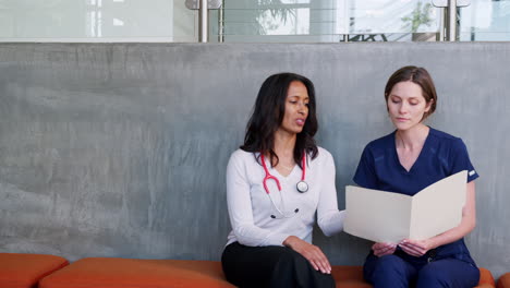 dos doctores mujeres hablando en un hospital, en cámara lenta