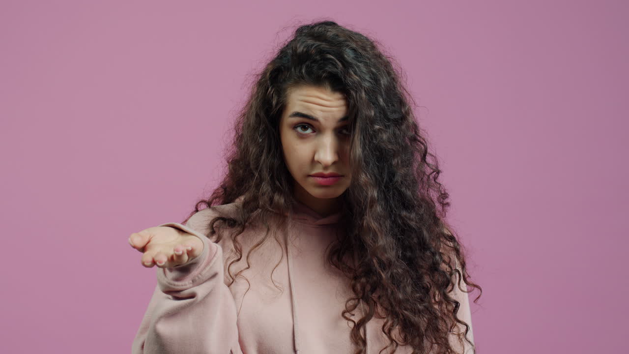 una mujer con una sudadera rosa.