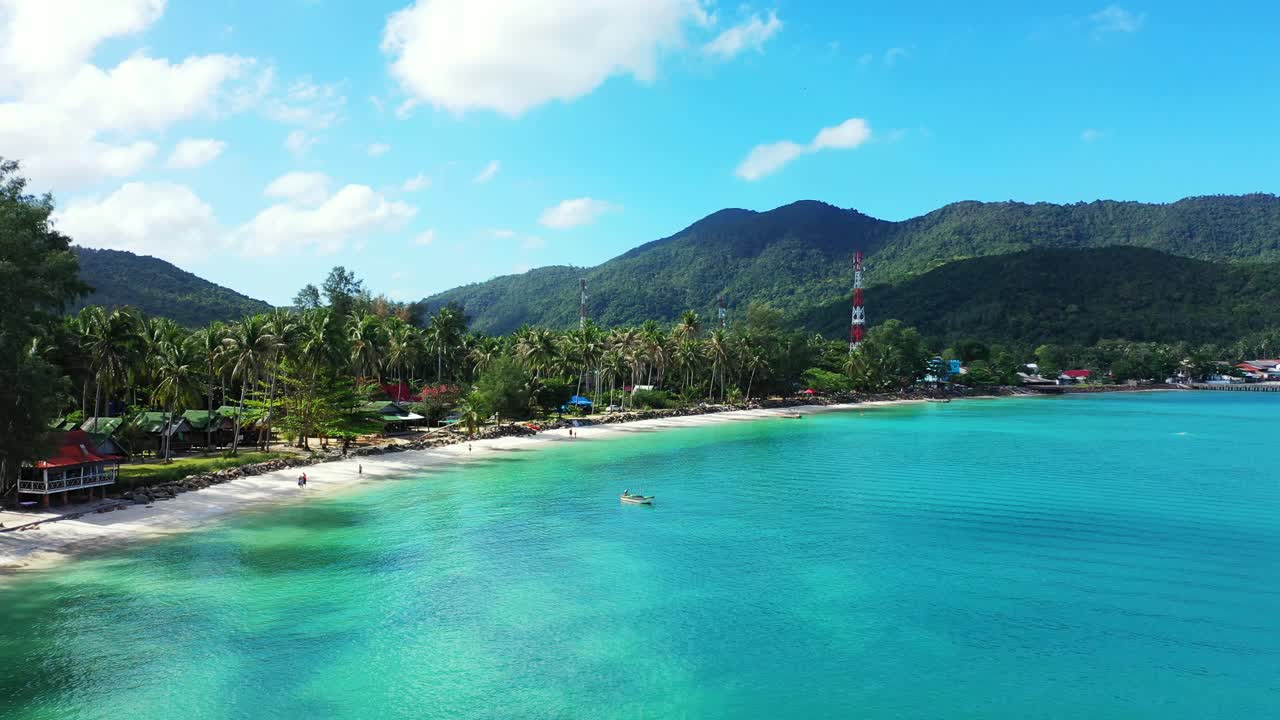 태국 열대 섬의 백사장과 야자수로 둘러싸인 청록색 석호의 잔잔하고 맑은 물에 정박된 보트