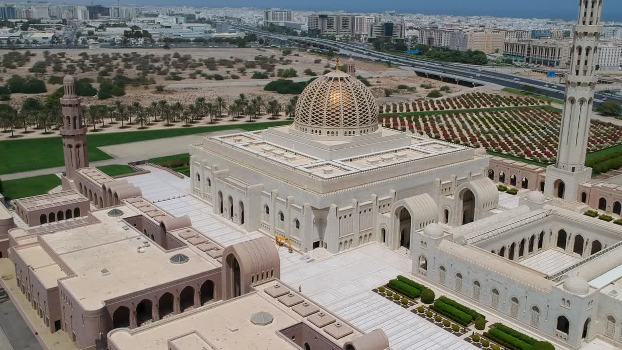 오만 주 무스카트의 미나레트와 을 가진 거대한 술탄 카보스 그랜드 모스크의 항공 사진
