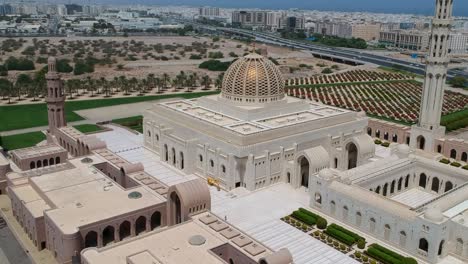 Aerial-of-huge-Sultan-Qaboos-Grand-Mosque-with-minaret-and-dome-in-Muscat,-Oman