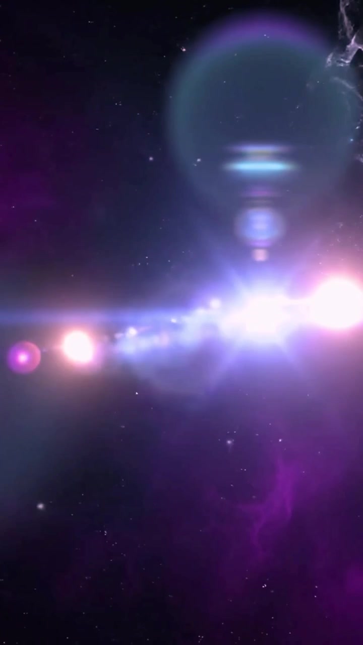 Luce brillante che attraversa una nebulosa dello spazio profondo