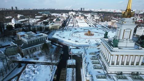 el parque vdnkh en moscú, cubierto de nieve