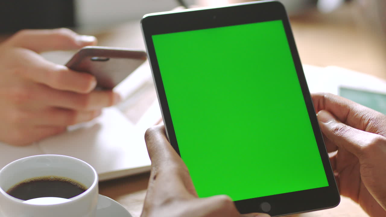 reunión de negocios con tabletas y teléfonos inteligentes