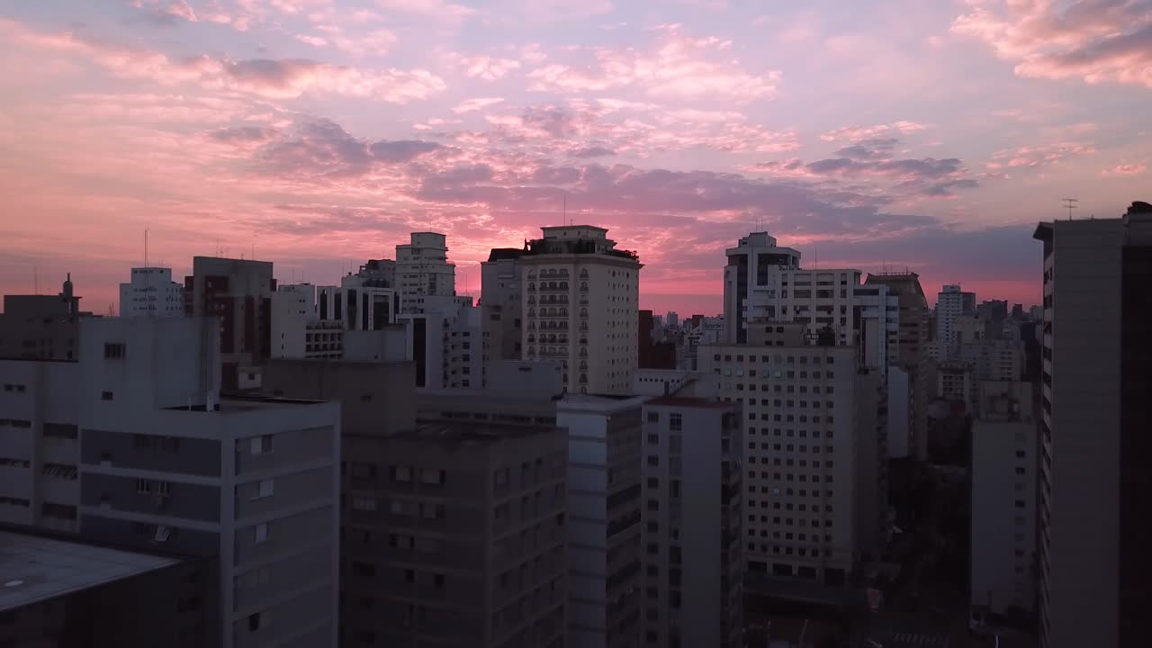 increíble toma aérea 4k del centro de la ciudad de sao paulo por la noche, hermosa puesta de sol con un cielo y un sol de colores locos