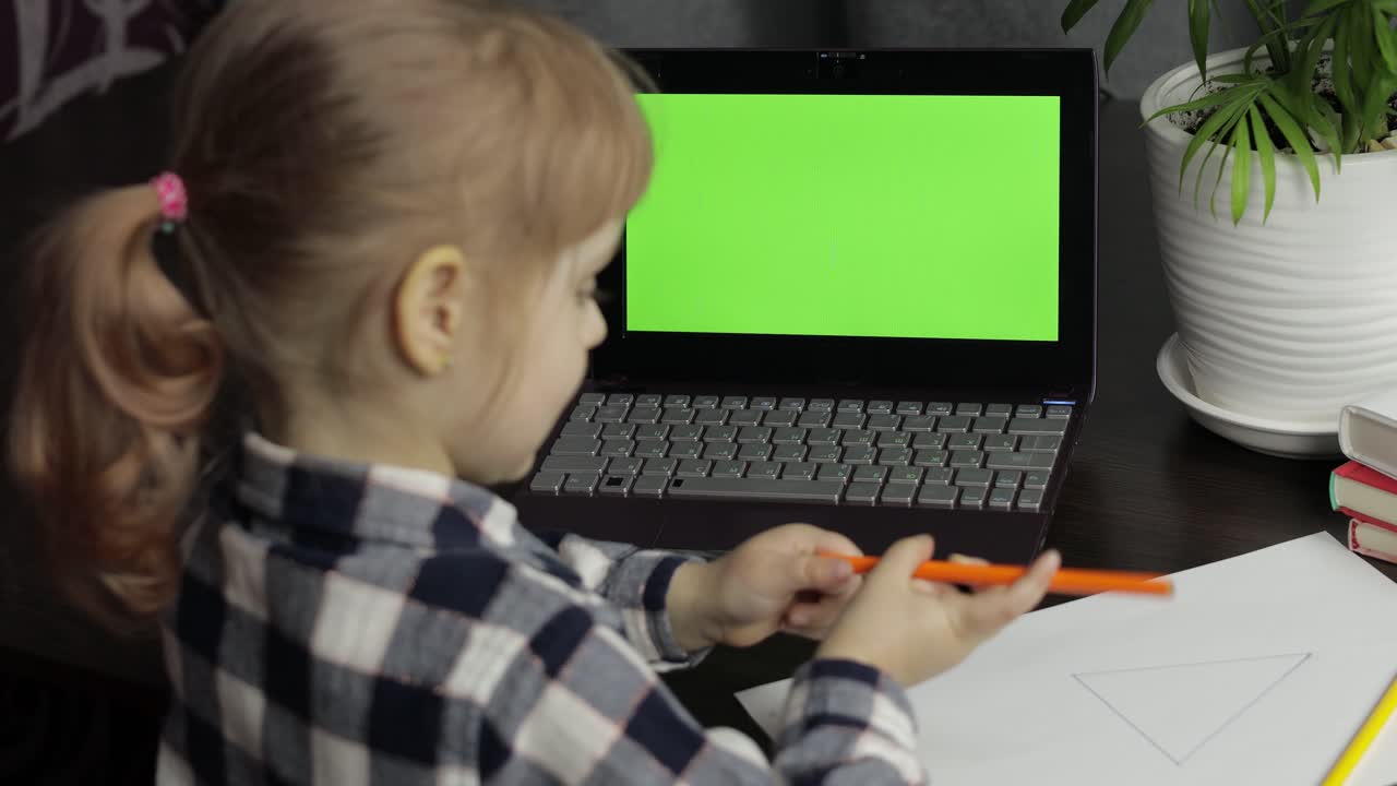lección de educación a distancia para niñas, utilizando una computadora portátil digital en el hogar. pantalla verde
