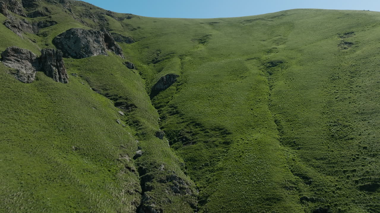 RIPRESA AEREA - Una gola nelle Montagne del Caucaso, Georgia, ripresa in avanti ascendente