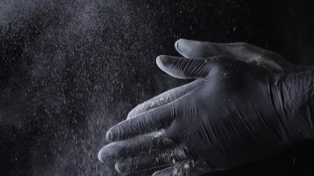 руки в черных перчатках.