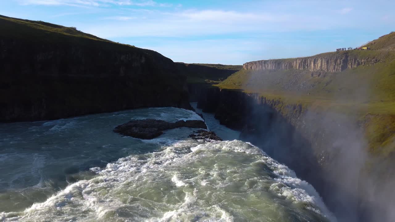 primer plano aéreo de cascada en islandia cascada