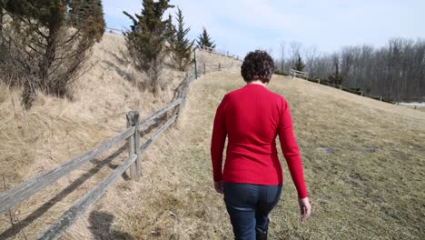 Frau-Im-Roten-Top-Und-Jeans-Geht