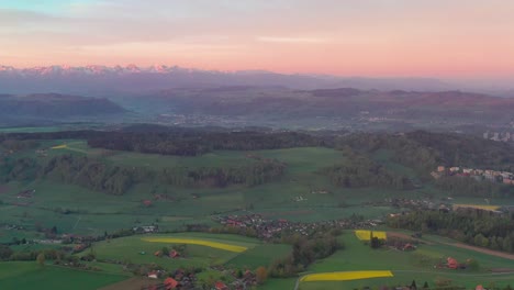 Luftdrohnenansicht-Von-über-Dem-Bantiger-Fernsehturm-In-Der-Nähe-Von-Bern-An-Einem-Wunderschönen-Morgen-Mit-Dramatischen-Sonnenaufgangsfarben-Und-üppigen-Bergblicken