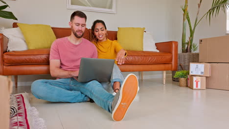 pareja que se muda a un nuevo hogar