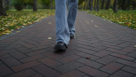 Nahaufnahme-Einer-Unbekannten-Frau,-Die-In-Stiefeln-Und-Jeans-Im-Herbstpark-Spaziert.-Zeit-Zum-Entspannen