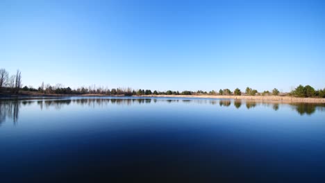 panorámica sobre el río azul pripyat en chernobyl al atardecer en la naturaleza