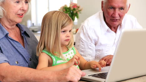 Abuelos-Usando-Una-Computadora-Portátil-Con-Su-Nieta