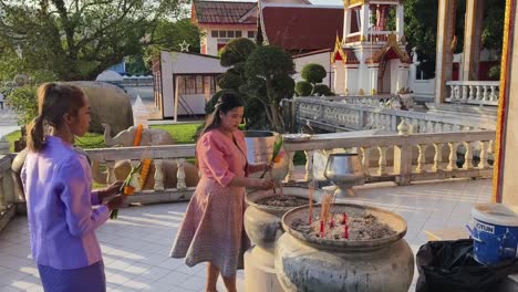 women praying at a thai temple