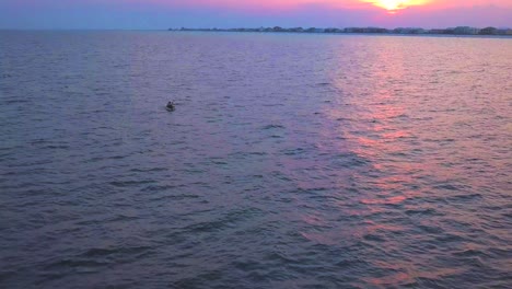 Ein-Einsamer-Kajakfahrer-Fischt-Bei-Sonnenuntergang-Vor-Der-Küste-Floridas