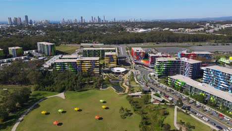 Edificios-Del-Hospital-Universitario-De-La-Costa-De-Oro-Con-Un-Exterior-Colorido-En-Queensland,-Australia