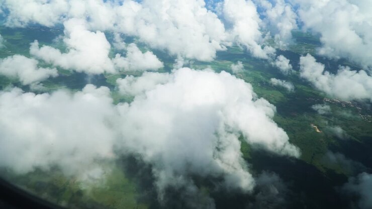 Mange skyer højt på himlen, set fra et fly højt oppe