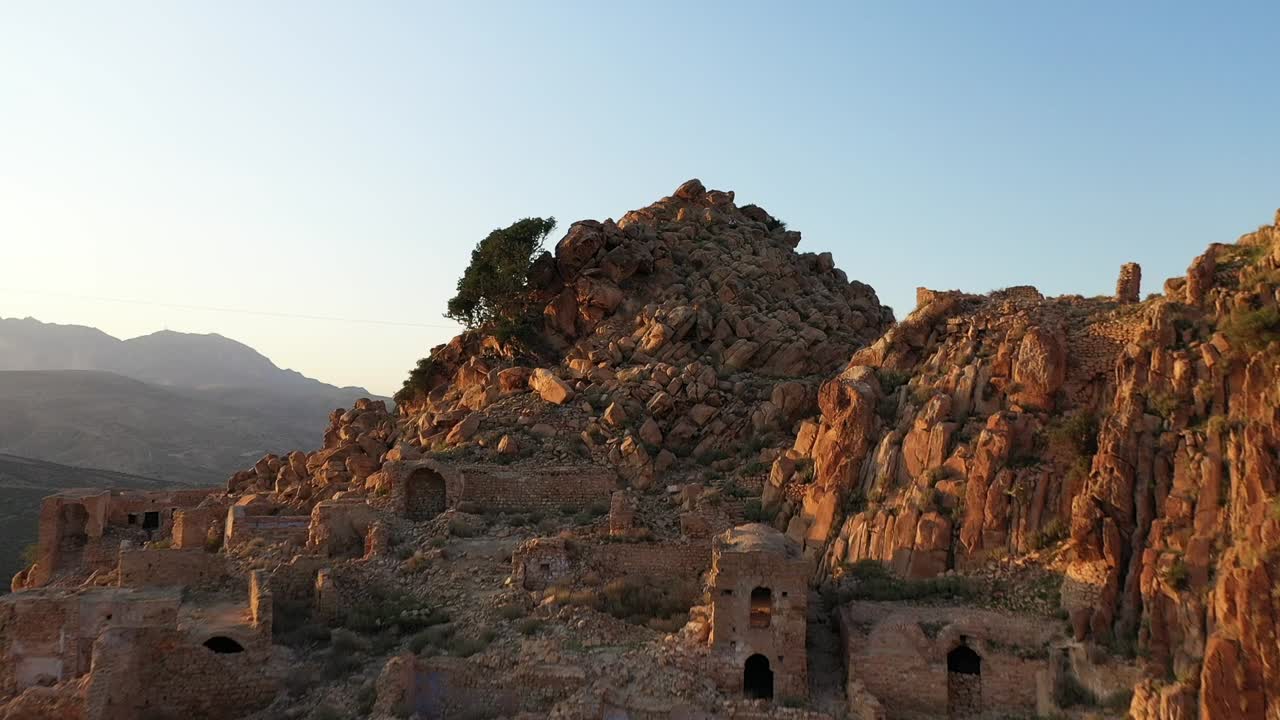 toma aérea volando cerca del antiguo pueblo de túnez con su interesante y único estilo hecho de arena y piedra