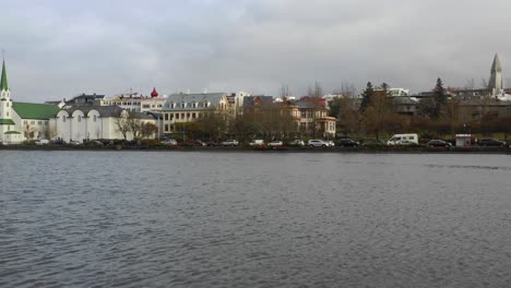 Sobrevuelo-De-La-Ciudad-De-Reykjavik-En-Islandia-En-Una-Tarde-Sombría---Toma-Aérea