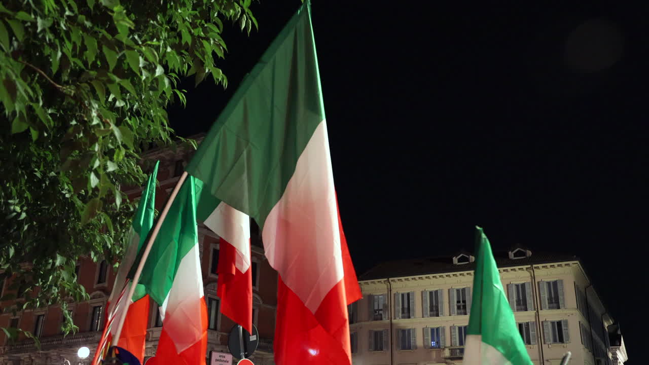 Bandiere italiane che sventolano per strada per le celebrazioni della vittoria di Euro 2020 di calcio.