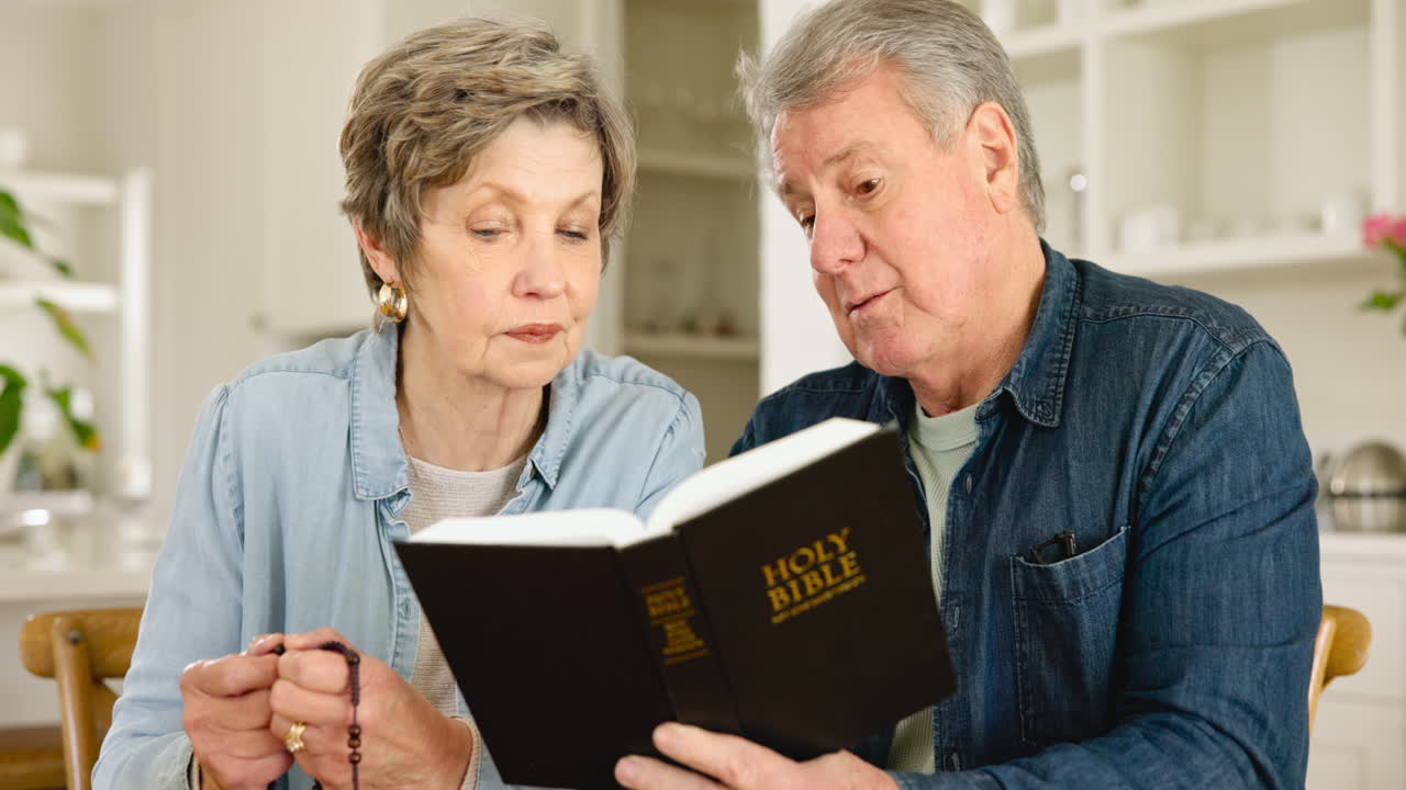 leitura, bíblia e casal de idosos cristãos