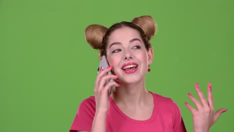 una mujer joven hablando por teléfono.