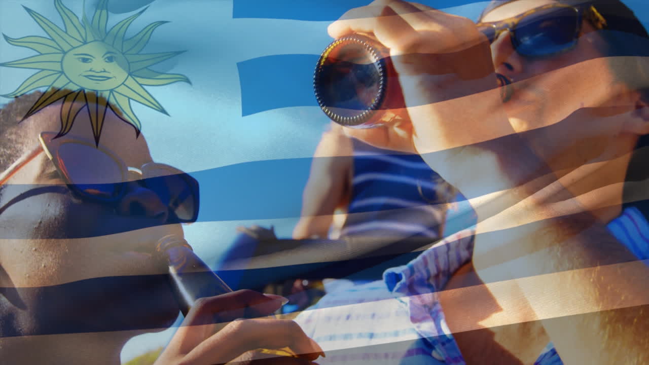 다양한 친구들이 야외에서 맥주를 기면서 우루과이 국기를 흔들고 있는 복합 비디오