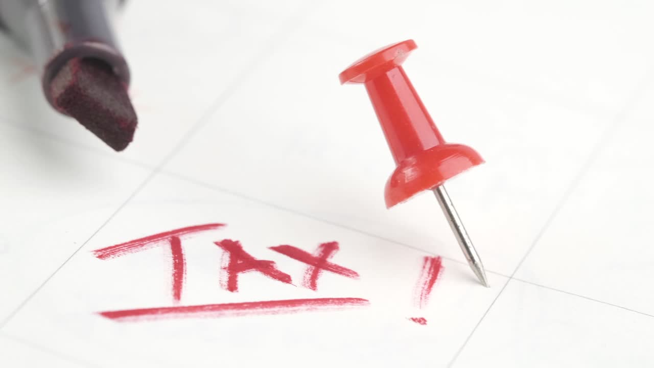 concetto di giorno fiscale con cerchio rosso sulla data del calendario
