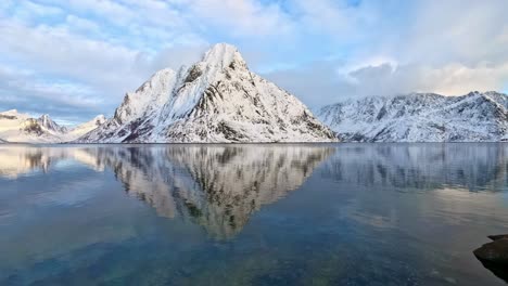 Montaña-Olstinden-Y-Rostad-En-Lofoten,-Clip-De-Invierno-De-Panorámica-Lenta