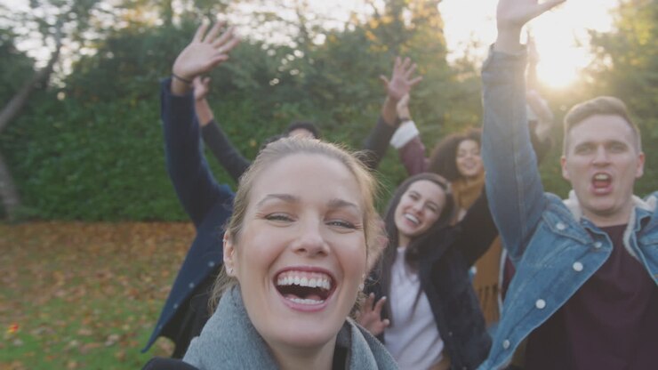 Ritratto di un gruppo multiculturale di amici che posano per un selfie durante una passeggiata all'aperto in campagna.