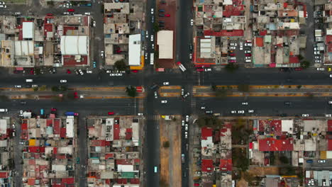vista cenital sobre la rotonda del cruce de tráfico en la ciudad de méxico