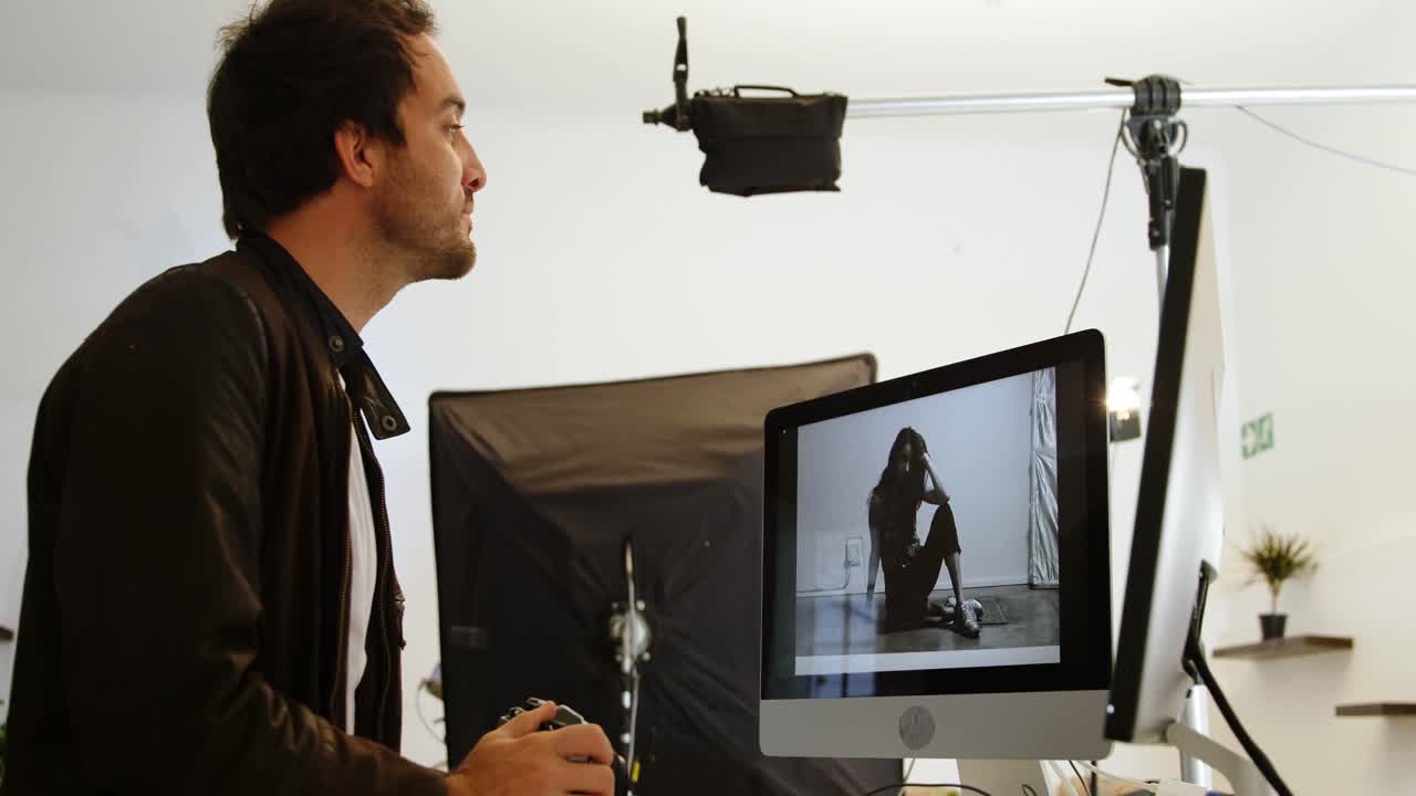 fotógrafo masculino con una cámara 4k