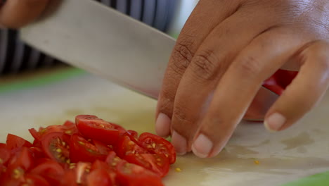 cortar tomates cherry para una ensalada picada - serie de ensalada antipasto