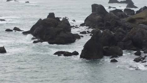 grandes rocas con olas que se estrellan