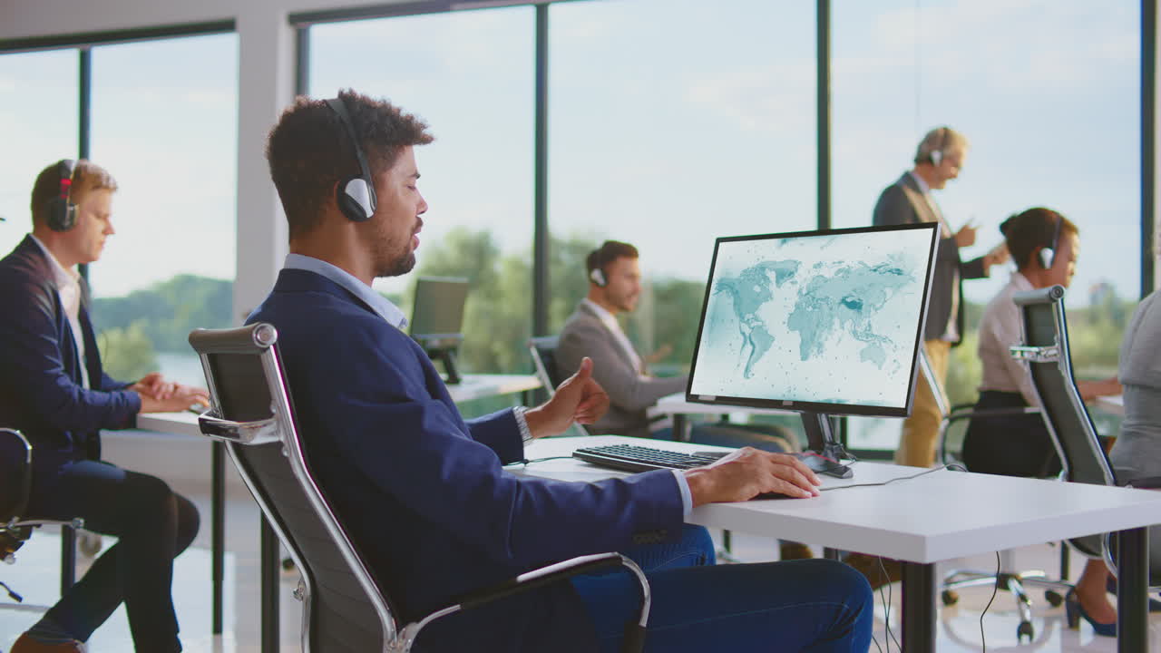 현대적인 사무실에서 글로벌 고객 서비스 팀