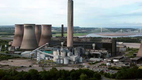 Fiddlers-Ferry-Power-Station-Torres-De-Refrigeración-órbita-Aérea-Vista-Izquierda-Fábrica-Industrial