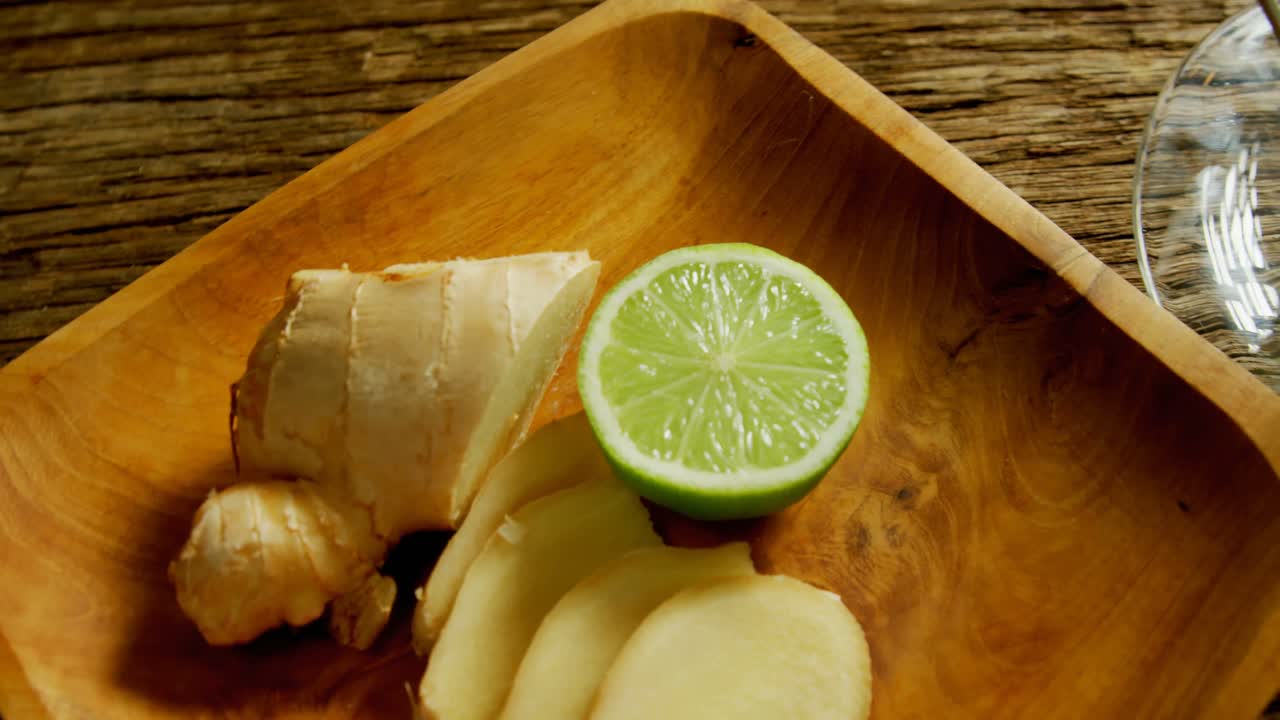 té de limón con jengibre y limón en una mesa de madera 4k