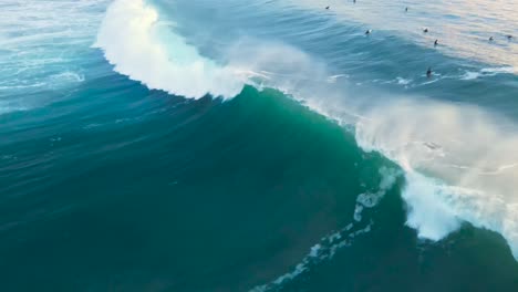 Olas-Rompiendo-En-La-Playa-De-Los-Negros