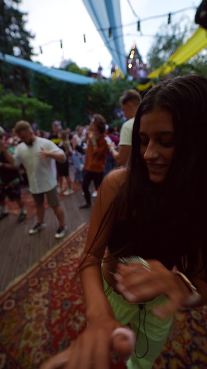 fiesta en un festival al aire libre