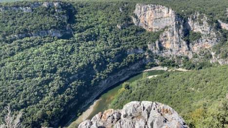 antena desde arriba del paisaje con cañón para kayak
