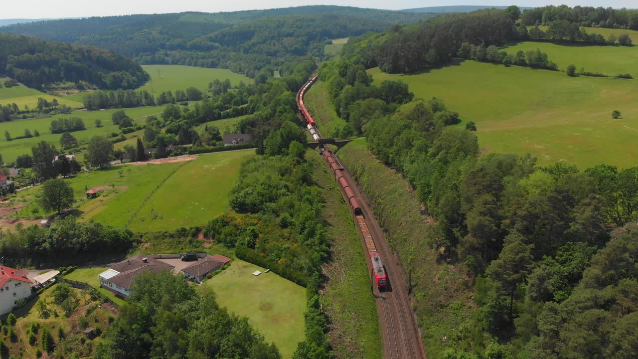 tren de carga abriéndose camino a través del campo