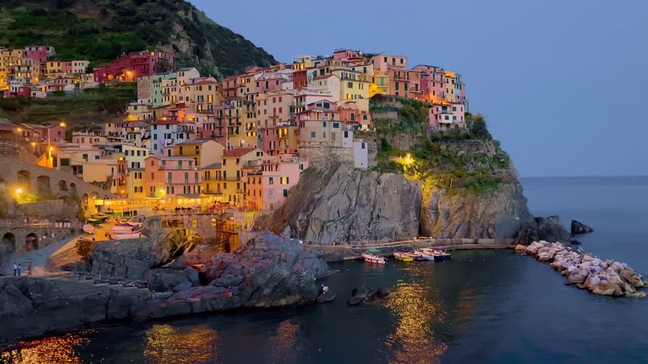 Vue aérienne au coucher du soleil de Manarola, un village coloré des Cinque Terre sur la côte méditerranéenne italienne