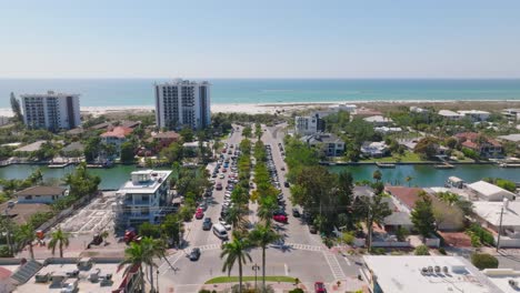 Vista-Aérea-De-Una-Calle-Muy-Transitada-En-Florida